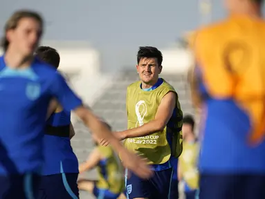 Bek Inggris, Trent Alexander-Arnold melakukan pemanasan saat mengikuti sesi latihan di Kompleks Olahraga Al Wakrah di Al Wakarah, Qatar, Senin, 28 November 2022.  Saat ini, Inggris memimpin di puncak klasemen dengan raihan 4 poin dari dua laga. Sementara Wales berada di posisi terakhir yang baru meraih satu poin. (AP Photo/Abbie Parr)