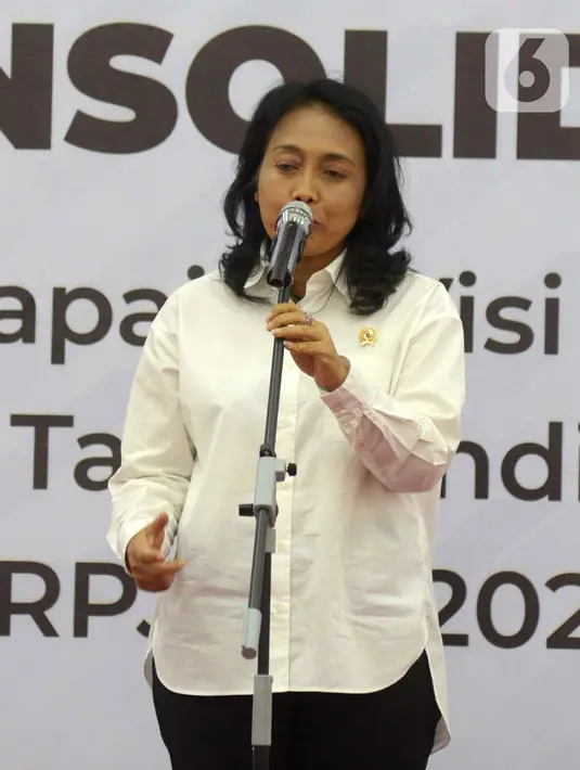 Menteri PPPA Gusti Ayu Bintang memberi paparan saat rapat koordinasi di Gedung Kemenko PMK, Jakarta, Kamis (31/10/2019). Menko PMK Muhadjir Effendy menegaskan, pedoman pembangunan nasional di seluruh kementerian harus sesuai arahan presiden. (merdeka.com/Imam Buhori)