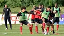Asisten baru timnas Belgia, Thierry Henry melihat anak asuhnya berlatih saat sesi latihan di Neerpede, Belgia (29/8). Melalui akun Twitternya, Henry pun mengungkapkan perasaan bangganya bisa menjadi asisten pelatih Timnas Belgia. (REUTERS/Eric Vidal)