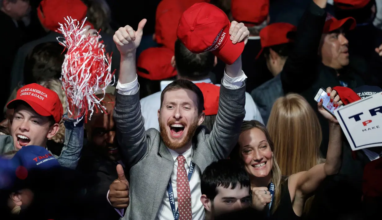 Para pendukung bergembira merayakan kemenangan Presiden AS terpilih Donald Trump di New York Hilton Midtown di New York, AS, (9/11). Donald Trump, calon Partai Republik AS terpilih sebagai presiden AS ke-45. (REUTERS/Mike Segar)