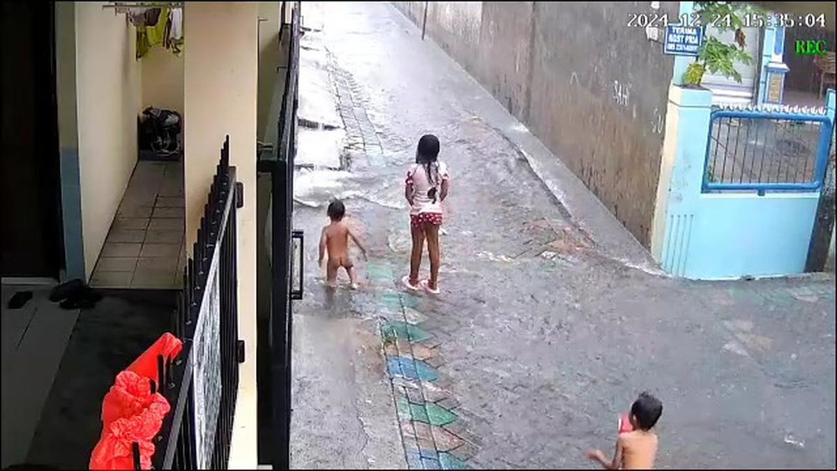 Bayi mandi hujan tercebur selokan