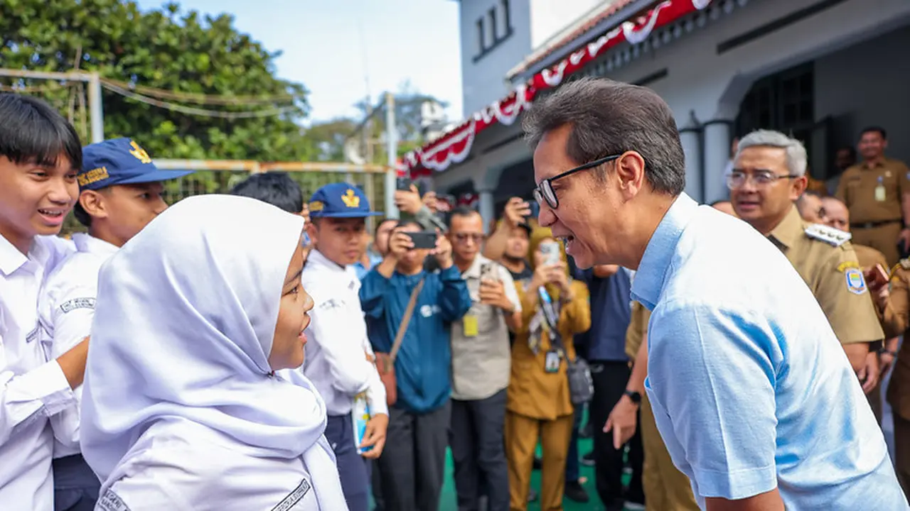 Menkes Budi saat kick off CKG Sekolah di SMPN 5 Kota Bandung, Jawa Barat. (Dok Kemenkes RI)