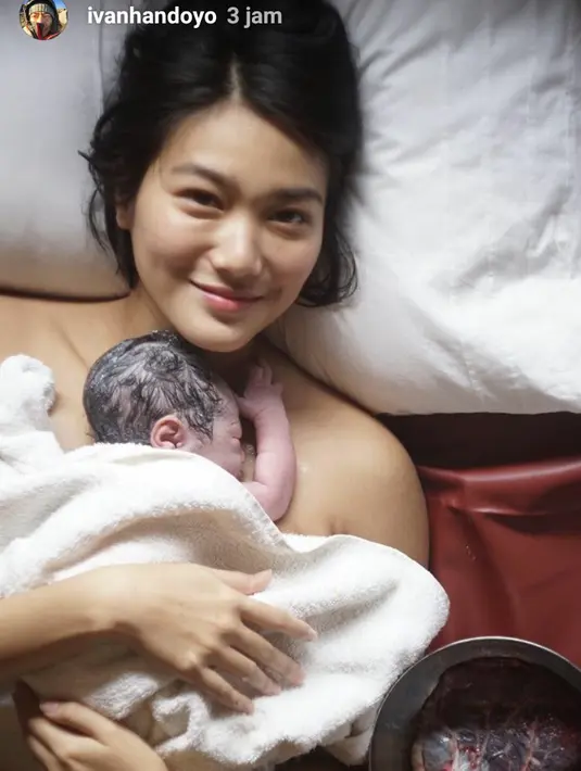 Senyum kebahagiaan pemain Berbagi Suami itu sambil mendekap bayi mungil yang masih merah yang baru saja dilahirkan. (Instagram/ivanhandoyo)