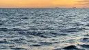 Gambar yang diambil 15 September 2019 memperlihatkan perenang AS Sarah Thomas berenang  di Selat Dover, pantai selatan Inggris. Penyintas kanker payudara itu menjadi manusia pertama yang menyeberangi Selat Inggris dengan berenang empat kali non-stop dalam waktu 54 jam. (HO/AFP/JON WASHER)