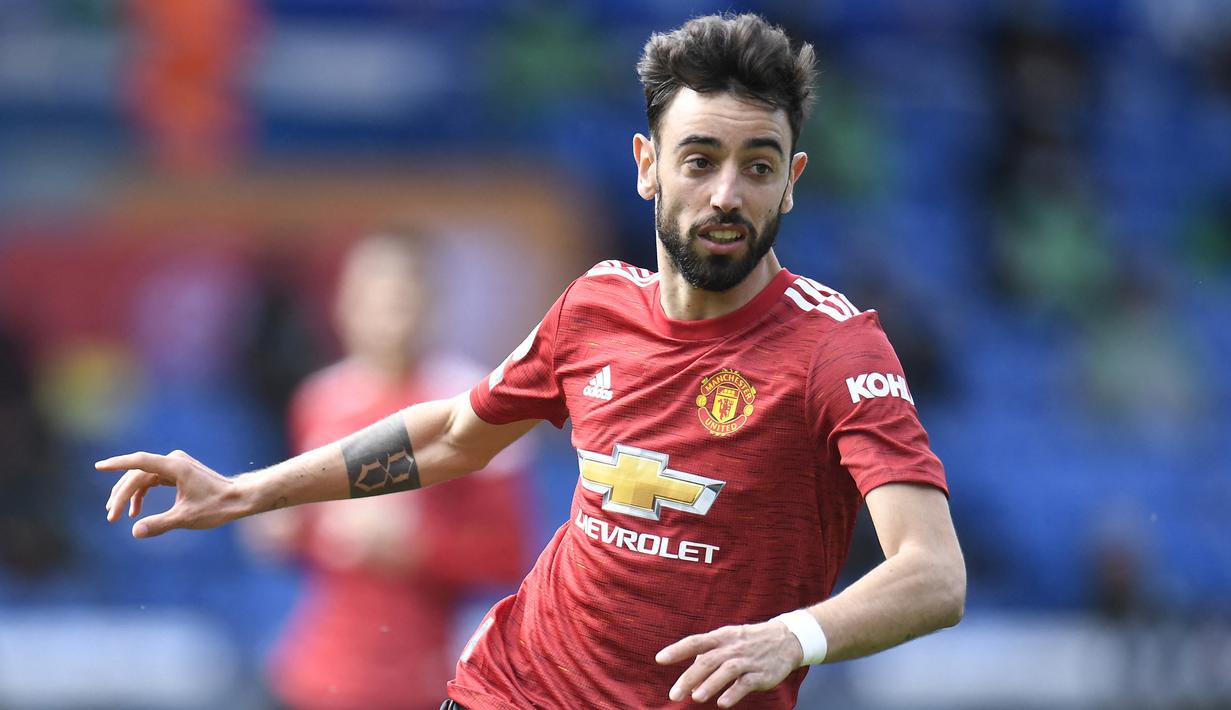 Bruno Fernandes. Gelandang berusia 26 tahun ini musim lalu hanya absen dalam satu laga di Premier League. Menjadi kartu truf Manchester United di lini tengah yang mampu memanjakan para penyerang dengan umpan-umpannya serta tajam pula sebagai pencetak gol. (Foto: AFP/Pool/Peter Powell)