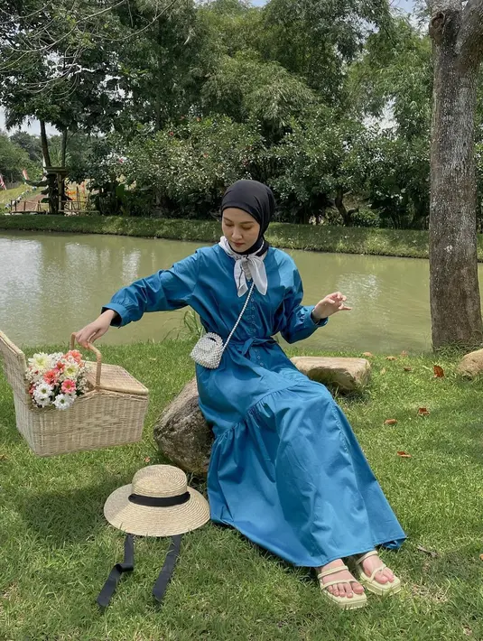 Cocok buat piknik, bisa padukan tiered dress warna biru dengan neck scarf dan pearl bag seperti look satu ini. [@inasrana]