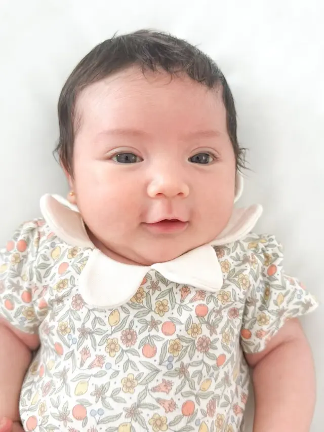 Usia 40 Hari, Jessica Iskandar Pamerkan Foto Baby Hagia dengan Wajah yang Tak Lagi Ditutupi (credit: instagram.com/v.andrianto/inijedar).