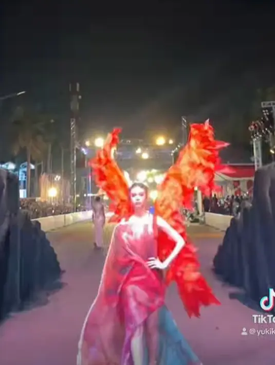 Sayap merah yang ada di punggungnya, bikin Yuki Kato tampil fearless [@yukikt]