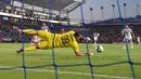 Kiper AC Milan, Gianluigi Donnarumma mencoba menangkap bol menghentikan tendangan dalam International Champions Cup (ICC) 2018 di Carson, California, Amerika Serikat, Rabu (25/7). AC Milan kalah adu penalti. (AP Photo/Mark J. Terrill)