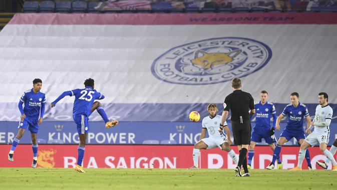 Gelandang Leicester City, Wilfred Ndidi saat mencetak gol ke gawang Chelsea pada pertandingan lanjutan Liga Inggris di Stadion King Power, Rabu (20/1/2021). Leicester City mengumpulkan 38 poin selisih satu poin dari peringkat dua Manchester United. (Michael Regan/Pool via AP)