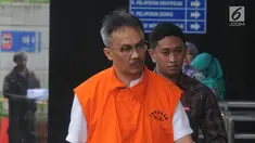 Sekretaris Dinas (Sekdis) Pekerjaan Umum dan Perumahan Rakyat (PUPR) Kabupaten Cirebon Gatot Rachmanto tiba di Gedung KPK, Jakarta, Selasa (11/12). Gatot menjalani pemeriksaan sebagai tersangka. (Merdeka.com/Dwi Narwoko)