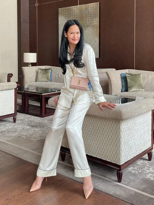 Donna Harun punya gaya classy yang membuatnya terlihat awet muda di usia 54 tahun. Ia kerap tampil dengan padu padan warna netral yang elegan. @donnaharunofficial.