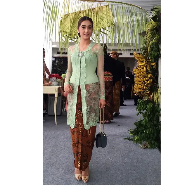 6 Potret Nabila Syakieb Pakai Kebaya, Tampil Memesona