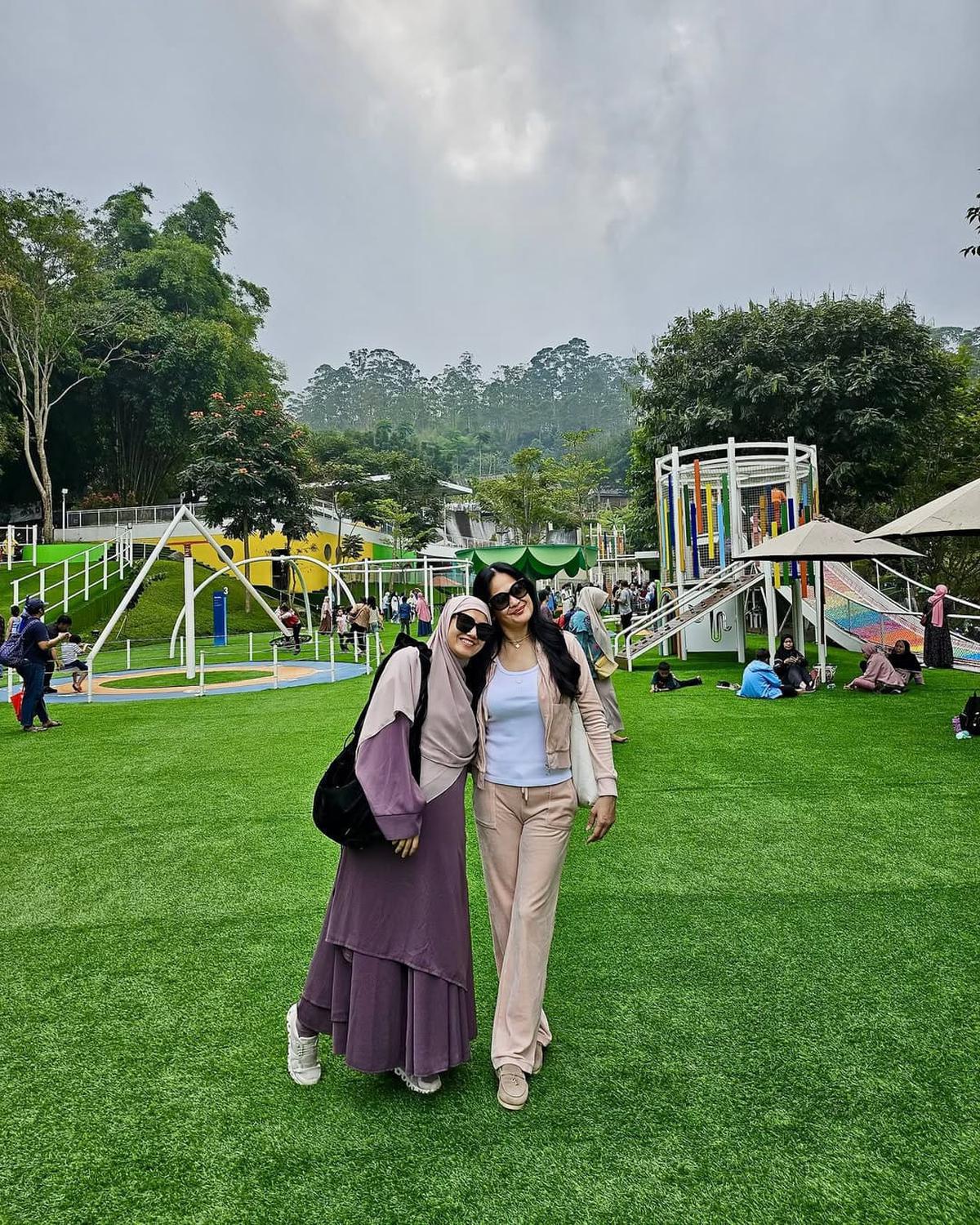 Bahagia Selalu Dilibatkan Soal Cucu, Ini 7 Potret Donna Harun dengan Herfiza Sang Menantu