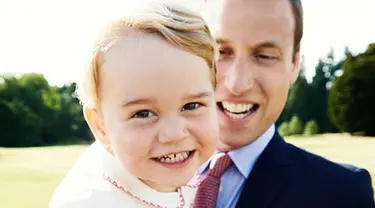 Penampilan pertama Pangeran George ini diabadikan oleh ibunya sendiri, Kate Middleton, yang mengantarkan putranya berangkat sekolah.