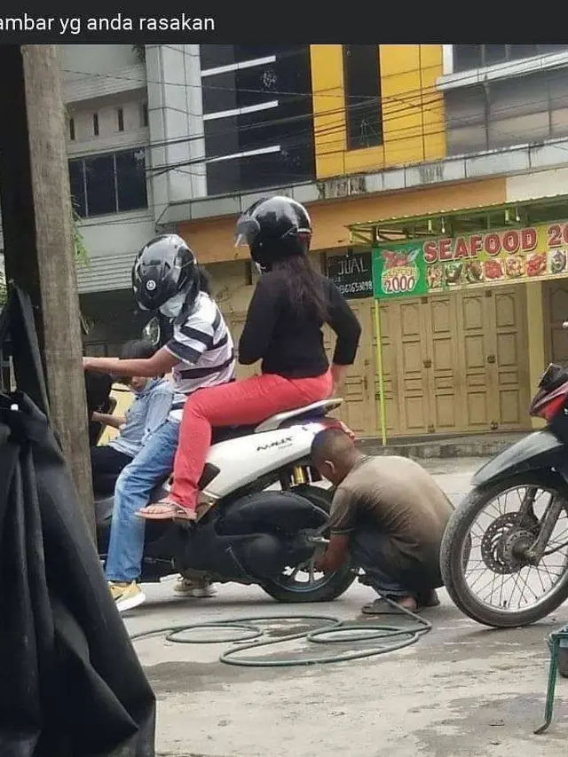 8 Potret Nyeleneh Tukang Tambal Ban saat Kerja Ini Bikin Tepuk Jidat