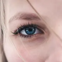 Ternyata, mengaplikasikan krim mata memiliki aturannya sendiri. Simak di sini waktu terbaik untuk mengaplikasikan krim mata. (Foto: unsplash)