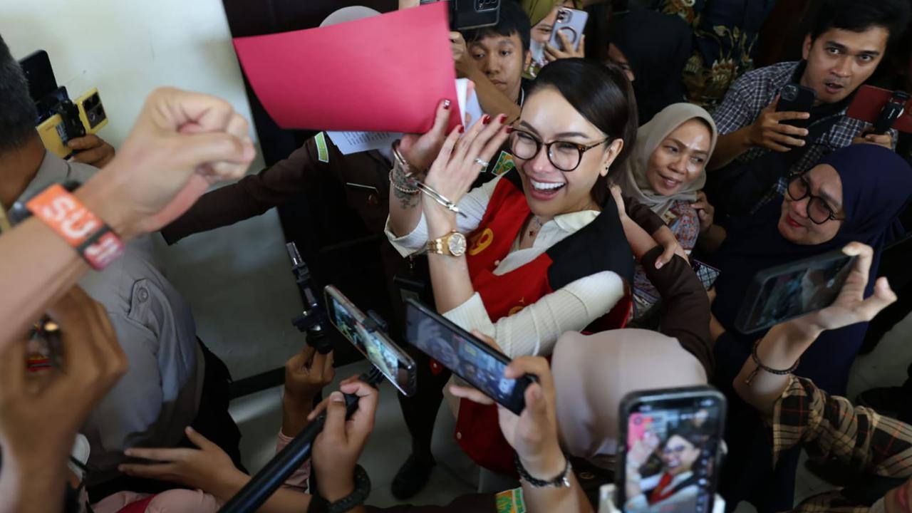 FOTO: Sidang Diwarnai Demo, Nikita Ajukan Eksepsi atas Dakwaan Pemerasan dan TPPU