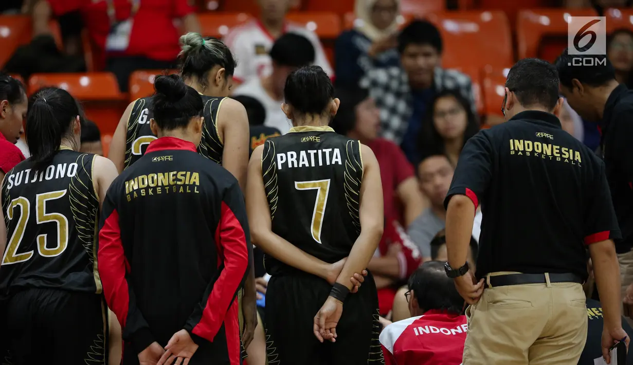 Para pemain timnas basket putri Indonesia  mendengarkan arahan pelatih dalam laga round robin SEA Games 2017 di  MABA Stadium,Kuala Lumpur, Malaysia, Jumat (25/8). Tim basket putri Indonesia kalah dari Thailand 61-70. (Liputan6.com/Faizal Fanani)