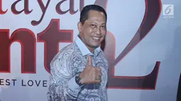 Kepala Badan Narkotika Nasional (BNN), Budi Waseso berpose untuk difoto saat menghadiri gala premiere film Ayat Ayat Cinta 2 di Jakarta, Kamis (07/12). (Liputan6.com/Herman Zakharia)