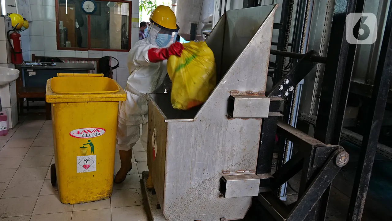 Proses Pembakaran Limbah Medis di RSCM