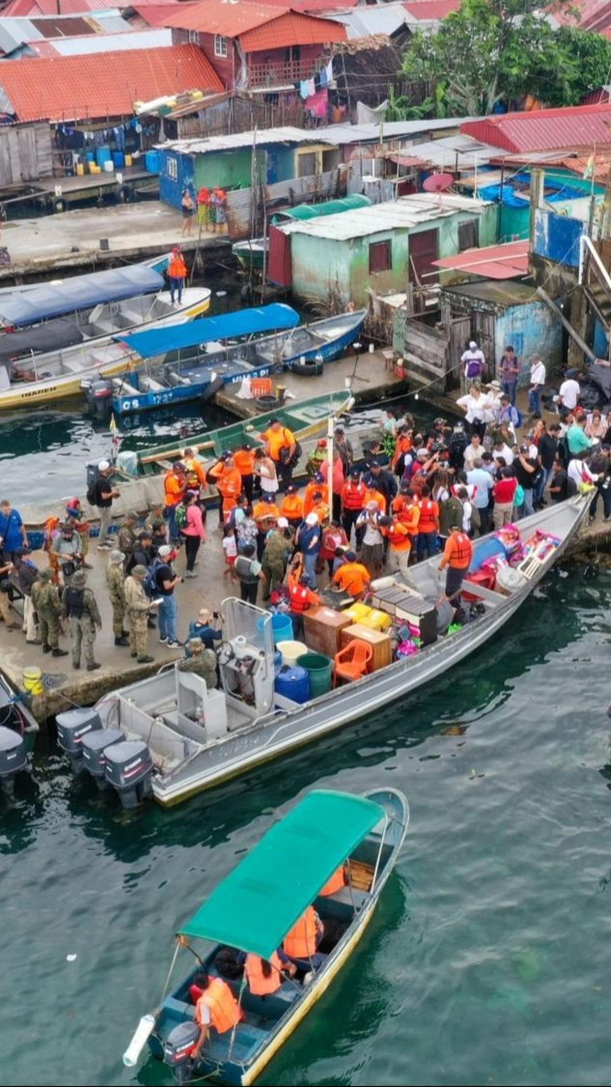 Setidaknya ada 300 keluarga atau sekitar 1.351 jiwa tinggal di pulau kecil Karibia tersebut. Foto: Presidencia de Panama/Handout via REUTERS<br>