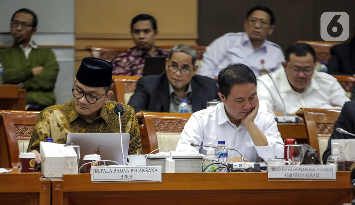 Dirjen Penyelenggaraan Haji dan Umrah (PHU) Hilman Latief (kanan) dan Kepala Badan Pengelola Keuangan Haji (BPKH) Fadlul Imansyah (kiri) menyampaikan paparan saat rapat dengar pendapat bersama Komisi VIII DPR di Kompleks Parlemen, Senayan, Jakarta, Selasa (14/2/2023). Pengumuman terkait besaran biaya haji terpaksa ditunda hingga besok lantaran pemerintah bersama Panja Komisi VIII DPR masih belum menemui kesepakatan. (Liputan6.com/Faizal Fanani)