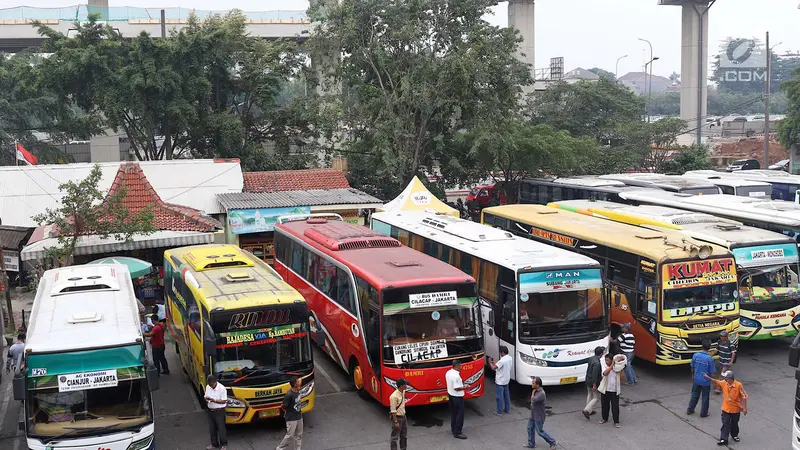 Seminggu Jelang Lebaran, Pemudik Mulai Padati Terminal Kampung Rambutan