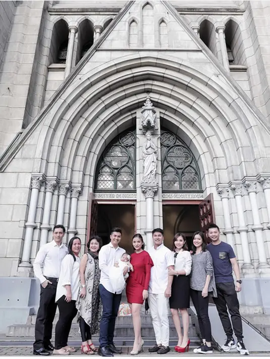 "Ekspresi kamu sayang 😍 @nastusha.olivia.alinskie" tulis akun stirmadhini. "Nastusha.... ekspresimu lucu bgt sayang 😍😍😘 wkwk" tulis ruthferen. Dan masih banyak lagi komentar yang sama. (Instagram/nastusha.olivia.alinskie)