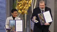 Pemenang Hadiah Nobel Perdamaian Maria Ressa dari Filipina (kiri) dan Dmitry Muratov dari Rusia berpose dengan diploma dan medali Hadiah Nobel Perdamaian selama upacara penghargaan gala untuk hadiah Nobel Perdamaian pada 10 Desember 2021 di Oslo. (ODD ANDERSEN / AFP)