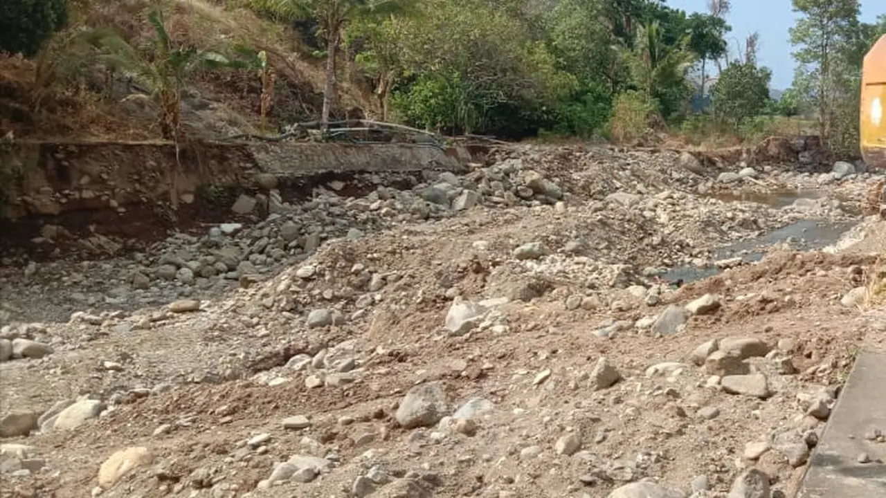 Bendungan Punaka rusak akibat banjir bandang. (Liputan6.com/Dionisius Wilibardus)