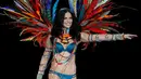 Model Adriana Lima berjalan di atas catwalk saat memperagakan koleksi lingerie Victoria's Secret di Arena Mercedes-Benz di Shanghai, China, (20/11). (AP Photo / Andy Wong)