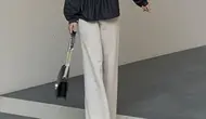 Blouse hitam menjadi salah satu fashion item yang tak lekang oleh waktu. (pinterest)