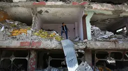 Warga melihat bangunan yang rusak dan hancur akibat bentrokan antara pasukan keamanan Turki dan gerilyawan Kurdi di Yuksekova, provinsi tenggara Hakkari , Turki , 30 Mei 2016. (REUTERS / Sertac kayar)