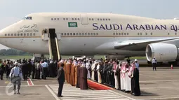 Suasana keberangkatan Raja Arab Saudi Salman bin Abdulaziz al Saud bertolak ke Brunei di Bandara Halim Perdanakusuma, Jakarta, Sabtu (4/3). Raja Salman akan mengunjungi Brunei selama setengah hari untuk kunjungan kenegaraan. (Liputan6.com/Angga Yuniar)