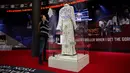 Petugas membersihkan etalase kaca berisi jubah milik Muhammad Ali, pada sesi pemotretan pameran tentang Ali bertajuk "I Am The Greatest", di O2 Arena, London, Kamis (3/3). Pameran tersebut tentang perjalanan hidup Ali di olahraga tinju (JUSTIN TALLIS/AFP)
