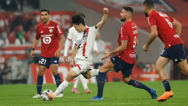 Olivier Giroud coba menganggu Lee Kang-in di laga Lille vs PSG di Stade Pierre-Mauroy di pekan ke tujuh Ligue 1 2025/2026, Senin (06/10/2025). (AP Photo/Jean-Francois Badias)