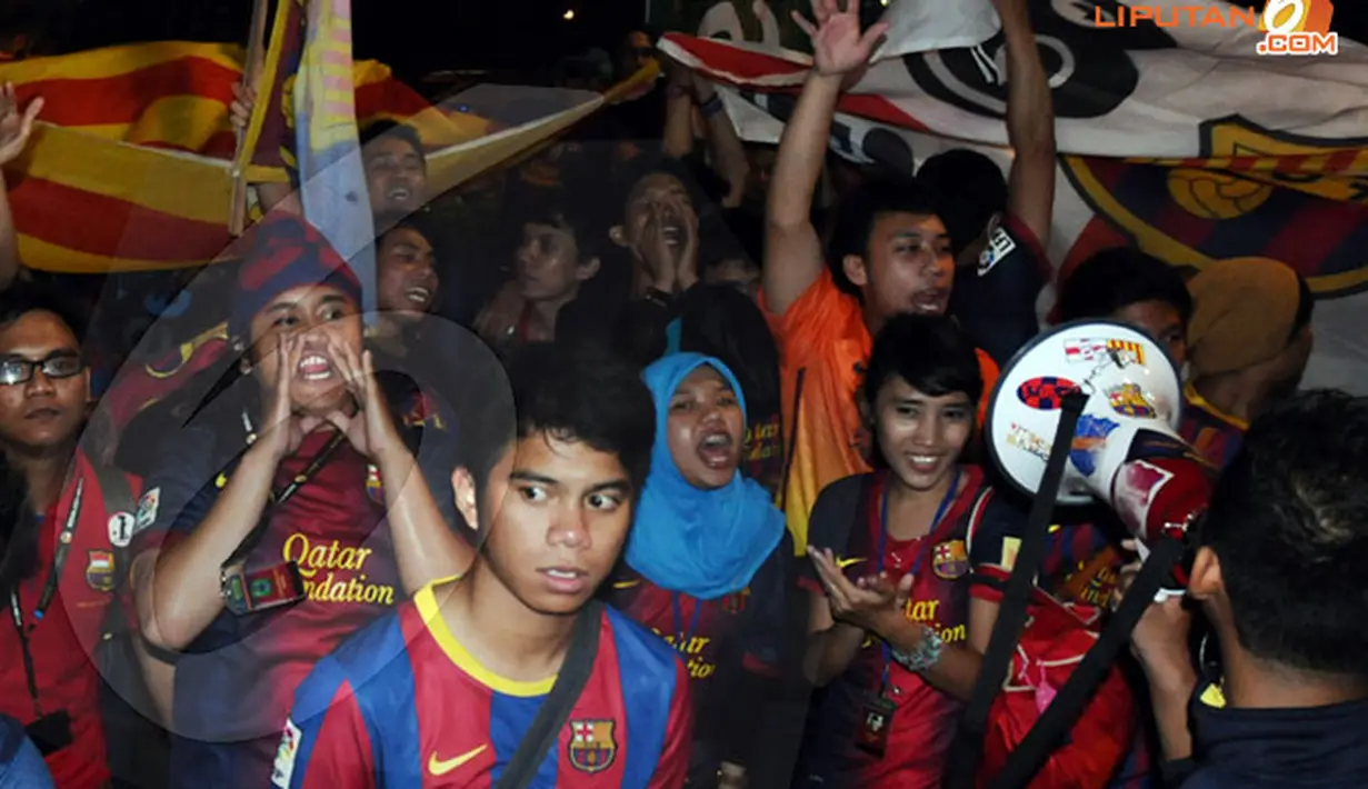 Keriangan fans klub Barcelona menyambut kedatangan Trofi Liga Champions di Jakarta.(Liputan6.com/Helmi Fitriyansyah)