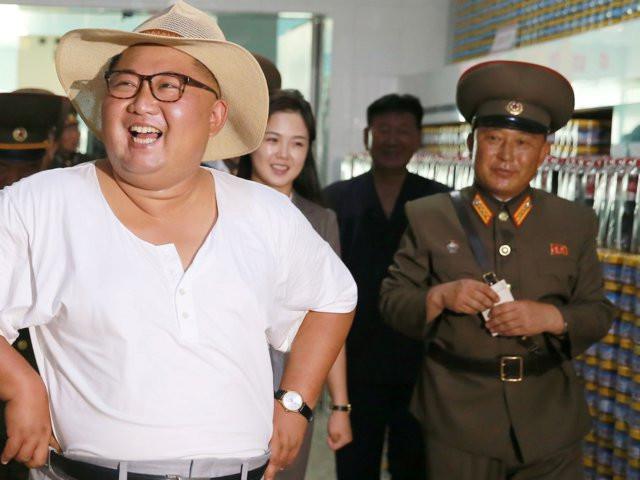 Pakai Kaus Oblong, Kim Jong-un Semringah Saat Blusukan ke Pabrik ...