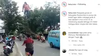 Dilansir akun Instagram @fakta.indo, Selasa (28/7/2020), terlihat seorang pria berkendara dengan sepeda setinggi 3,5 meter.