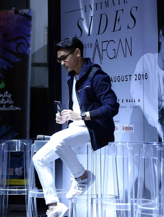 Penyanyi tampan ini selalu membantah jika ditanya soal kedekatannya dengan Rossa. Keduanya selalu mengatakan jika hubungan mereka hanya sebatas sepasang sahabat dan tak lebih. (Nurwahyunan/Bintang.com)