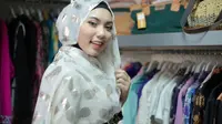 Untuk menghadiri kondangan, Anda butuh penampilan yang berbeda dari sehari-hari dengan gaya hijab ini.