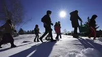 Murid-murid kelas 4 SD di Portland, Maine, AS bersemangat untuk belajar di alam terbuka di tengah dinginnya musim salju, dan pandemi Virus Corona COVID-19. (Photo credit: (AP Photo/Robert F. Bukaty)