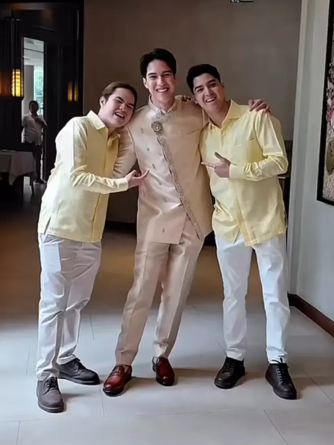 EL Rumi Pakai Beskap saat Resmi Melamar Syifa Hadju. [@erueru11]