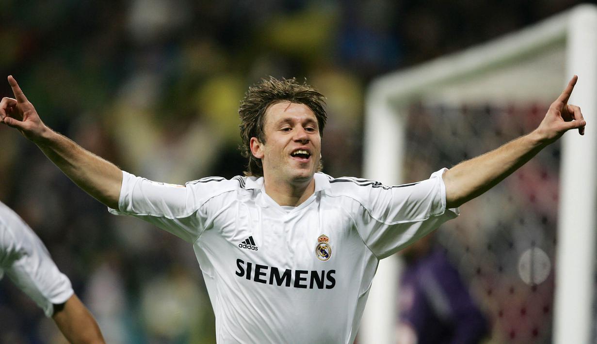 Antonio Cassano - Kehebatan Cassano bersama AS Roma membuat Real Madrid tertarik memboyongnya pada 2006. Namun sayangnya, Cassano hanya mampu bertahan semusim saja kemudian dia dikembalikan ke Italia bersama Sampdoria sebagai pemain pinjaman. (AFP/Philippe Desmazes)