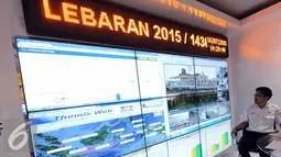 Petugas memantau layar monitor di ruang pusat kontrol arus mudik di Jakarta (15/7/2015). Ruang kontrol ini mengamati jalan utama, bandara, stasiun kereta api dan pelabuhan laut yang digunakan para pemudik. (Liputan6.com/Helmi Afandi)