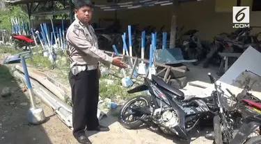 Dua pengendara motor tewas setelah dilindas truk gandeng dari arah berlawanan.