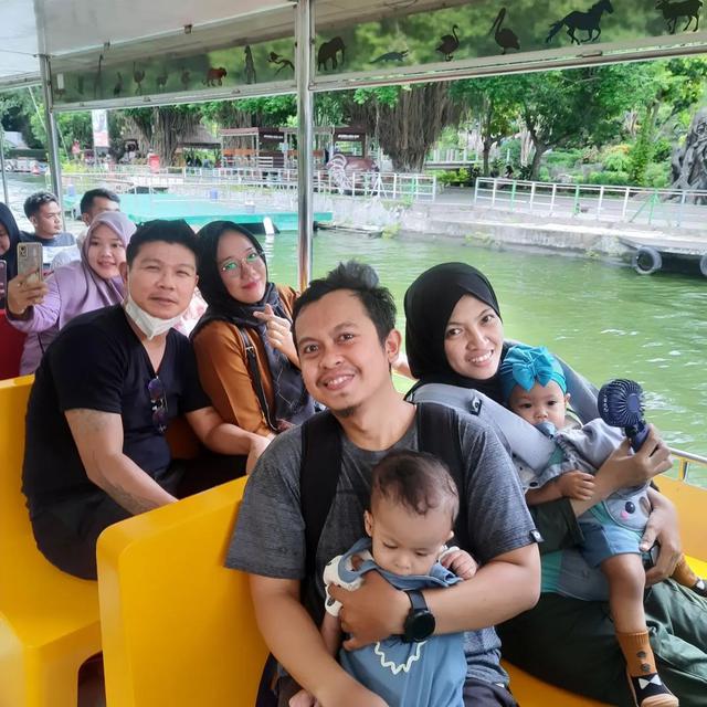 6 Potret Romantis Andika Kangen Band dan Istri Selama Honeymoon, Bertemu Fans