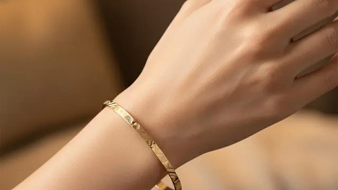 7 Gelang Emas 18K Kecil Bergaya Modern Vintage yang Lagi Tren di 2025