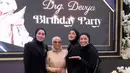 Olla Ramlan memancarkan kesan glamor dengan setelan blazer hitam beraksen bling-bling. Tampilannya menjadi bukti bahwa gaya formal dapat dipadukan dengan sentuhan modern yang berkilauan, membuatnya terlihat mencuri perhatian di setiap sudut. [@ollaramlan].